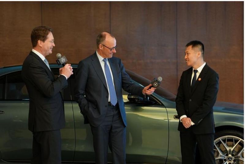 Nemški kancler Merz v Pekingu testiral nov Mercedes-Benz S-Class in si ogledal vragolije robotov: »To je neverjetno!«