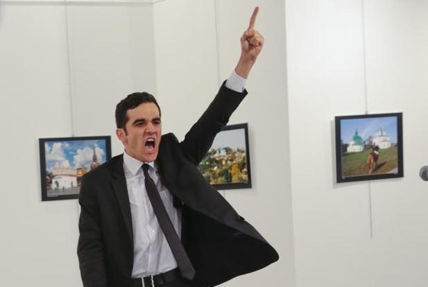 Fotografija morilca ruskega veleposlanika zmagala na World Press Photo