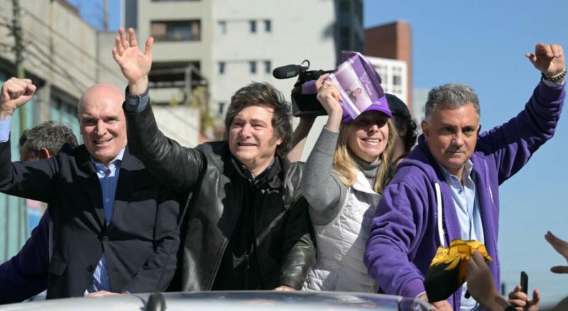 Zaradi korupcije med volilno kampanjo napaden predsednik Argentine (VIDEO)