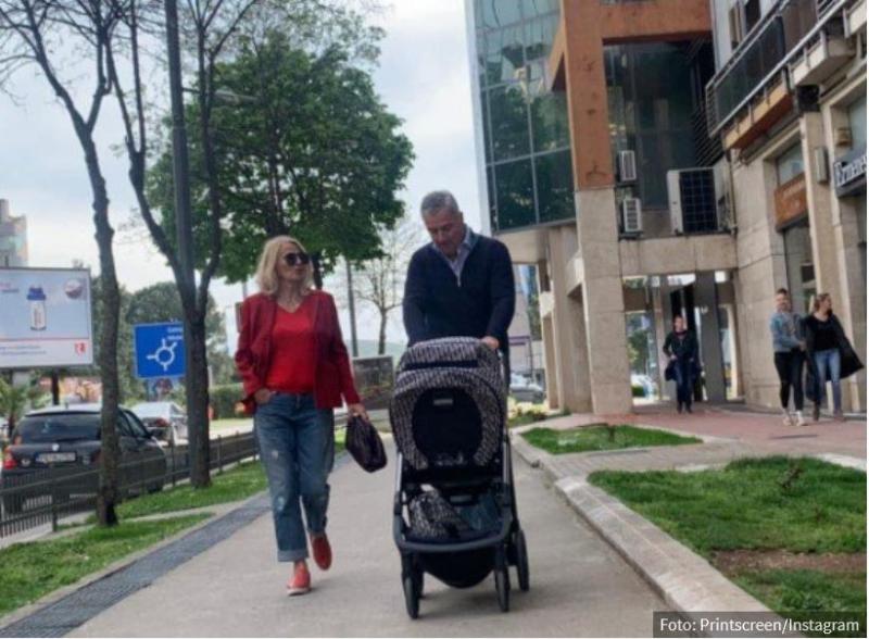 Fotografija, ki je številne razjezila: Predsednik države in njegova žena vozita vnuka v vozičku za 6500 evrov