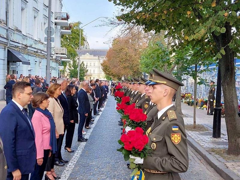 Na kraju svojega zločina: Zunanji ministri EU zasedali v Kijevu, kjer so pomagali sprožiti vojno leta 2014!