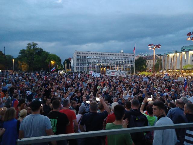 Kdor seje žaljivke, žanje nasilje: Protestnike v Ljubljani namesto vodnih topov ustavila šele naliv in nevihta