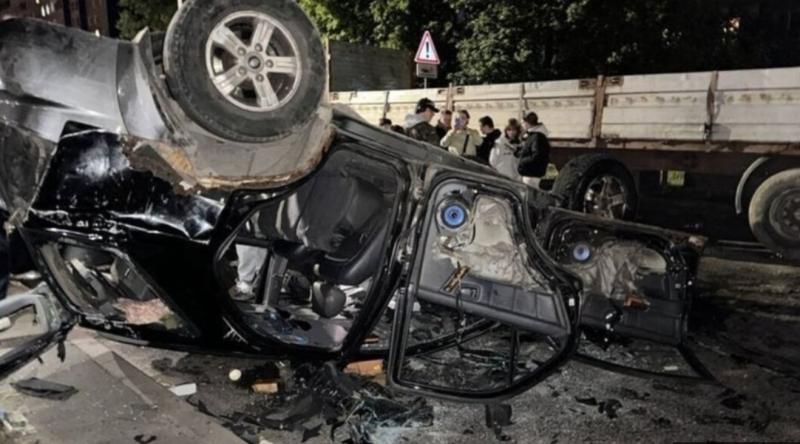 Na zahodu Ukrajine jezni državljani napadli in zažgali avtomobil naborniškega oddelka (VIDEO)