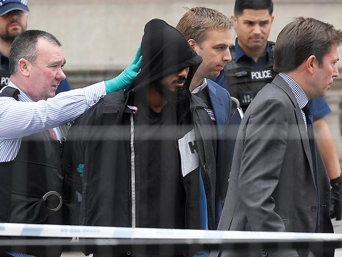 V bližini britanskega parlamenta aretirali z noži oboroženega moškega