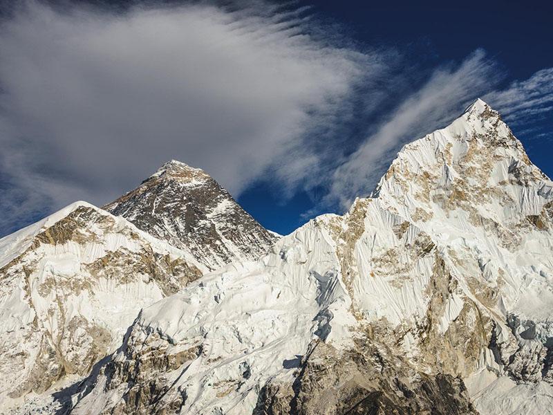 Mount Everest v plezalni sezoni osvojilo več kot 560 plezalcev
