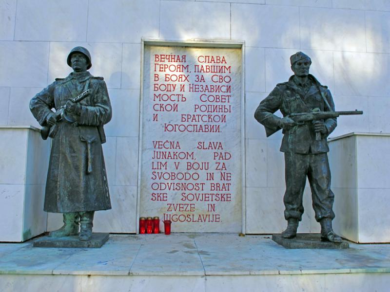 V Murski Soboti obnavljajo spomenik osvoboditeljem na Trgu zmage
