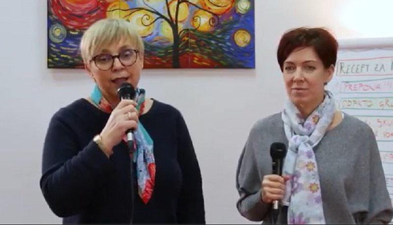 Klovnesa: Predsednica Slovenije bodri Ukrajince s petjem ukrajinske narodne pesmi, prilagamo ji še venček ruskih
