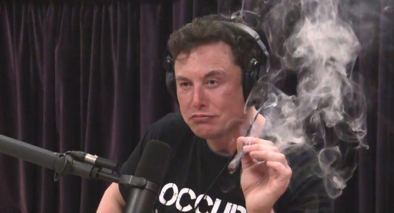 Elon Musk se je ponorčeval iz Jeffa Bezosa in njegov raketoplan imenoval »modra moda«