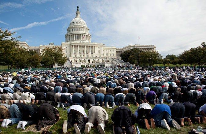 Trump naj bi blokiral vstop beguncev in omejil število muslimanskih obiskovalcev