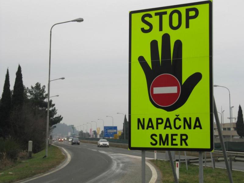 Vozil v nasprotno smer in ostal brez vozniškega dovoljenja
