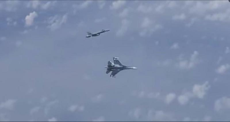 Nevarno: kako je ruski Su-27 odgnal lovca Nata, ki se je približal letalu obrambnega ministra Rusije