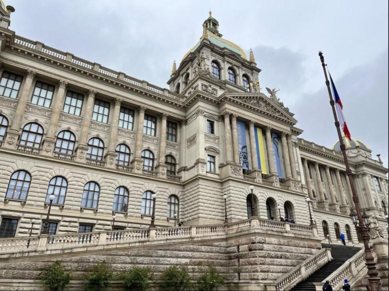 Praga: »Opica« odstranila ukrajinsko zastavo z Narodnega muzeja