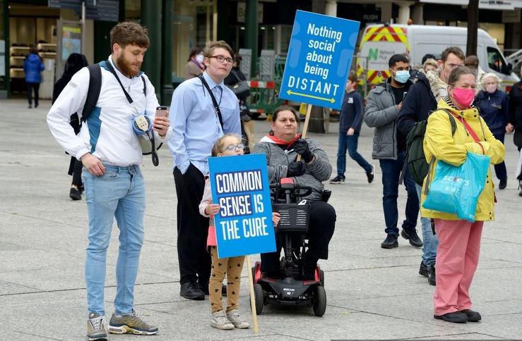 Nemška kontroverzna strategija zoper teoretike zarot: Obetaven načrt, kako jih vrniti z roba brezna