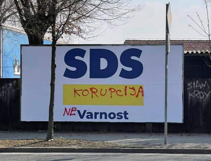»Odstranimo janšizem skupaj«: Protestniki pričeli s stalnim nadzorom Državnega zbora, vse do volitev!