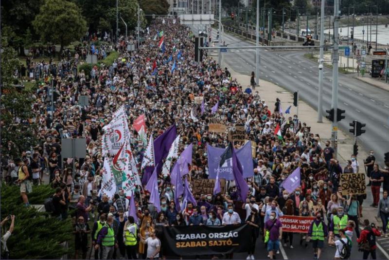 Orbánistan: Protesti v Budimpešti, na tisoče Madžarov marširalo zaradi napada oblasti na svobodo medijev