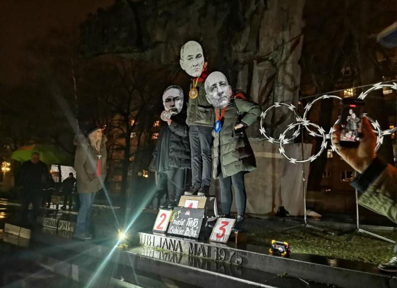 Strahovlado so protestniki obdarili z medaljami zaradi zmag v boju zoper pravno državo in demokracijo!