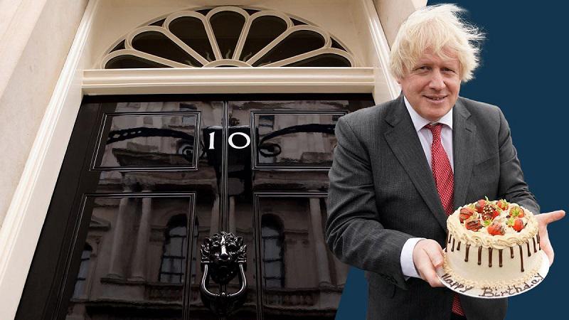 Boris Johnson, britanski klovn, ki se mu smejejo politiki in celo otroci: »Copatar je padel v zasedo s torto!«