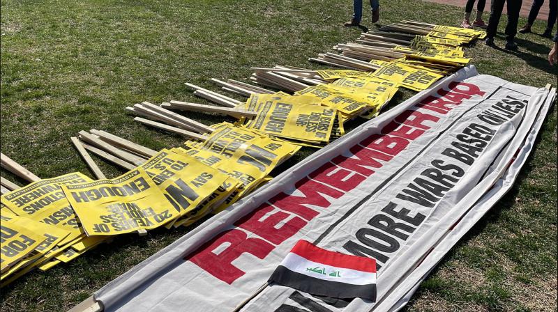 Protest pred Belo hišo ob obletnici ameriške invazije na Irak: Glavna je zahteva, da ZDA ne financirajo več Ukrajine!