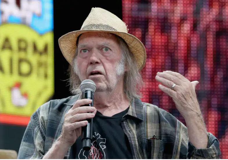 »Lahko imajo Rogana ali Younga. Ne pa oboje!« Jezni Neil Young zahteva umik svoje glazbe iz Spotifyja