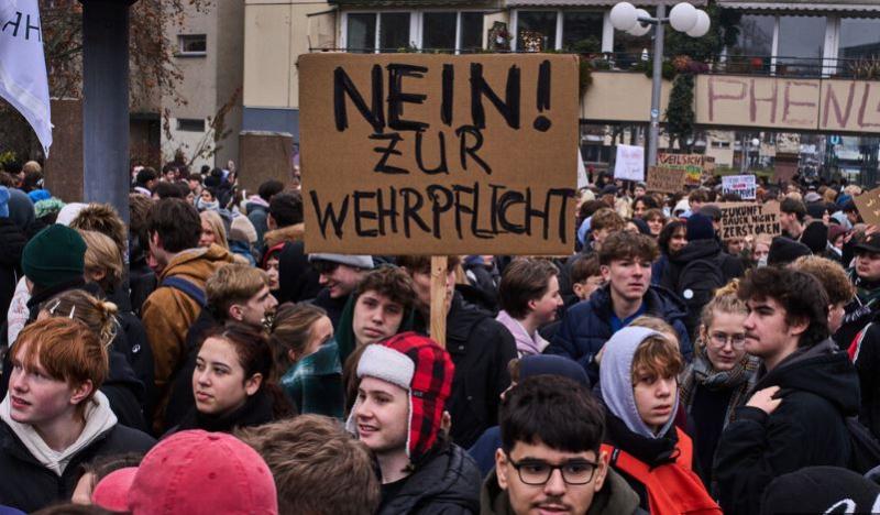 »Ne novačenju!« Mladi nočejo v vojsko, protesti po vsej Nemčiji