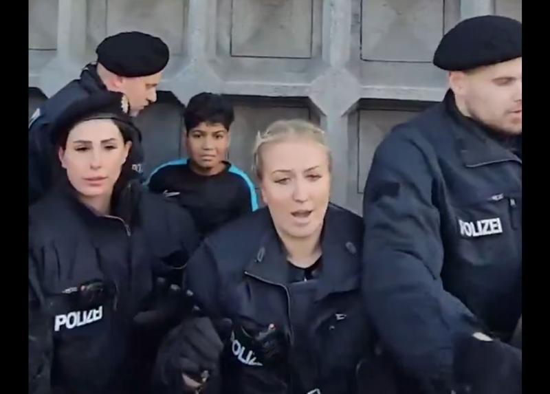 Ostudno: Trop nemških policistov v Berlinu besno lovil prestrašenega otroka s palestinsko zastavo!