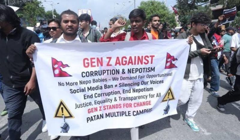 Nadaljuje se kaos v Nepalu: Požgana premierjeva rezidenca, zgorel tudi največji dvorec v vsej Aziji, preštevajo žrtve...
