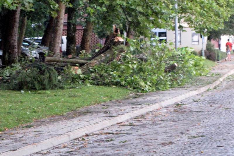 Neurja povzročala težave, zaradi udara strele poškodovana ena oseba