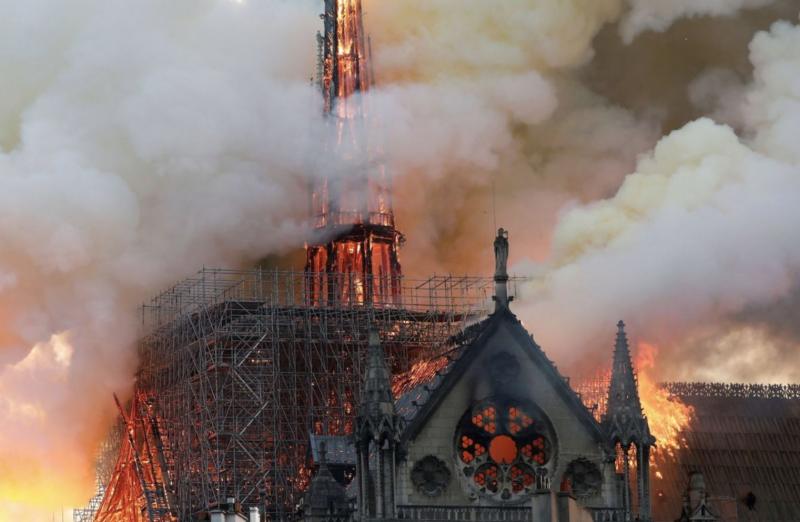 Srce parajoče: Katedrala Notre-Dame gori, zvonik in streha zrušena