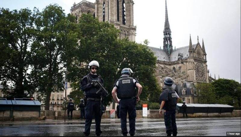 Policist ranil napadalca pred pariško katedralo