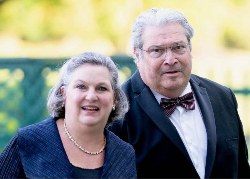 Jastreb izgubil živce: Mož razvpite Victorie Nuland po odločitvi Bezosa o nepodpori Kamale Harris zapustil Washington Post