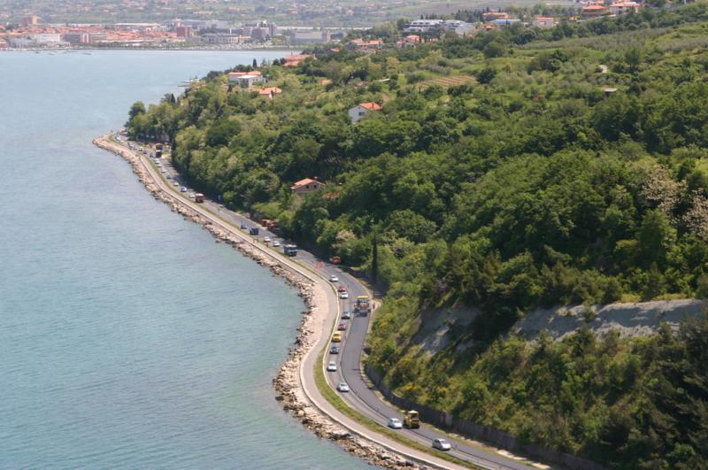 Obalno cesto med Izolo in Koprom bodo danes zaprli za promet