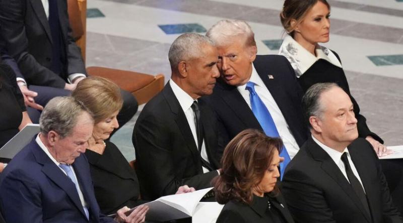 Trump in Obama se hahljata, Kamala besni: Carterjev pogreb razgalil ameriško politiko (VIDEO)
