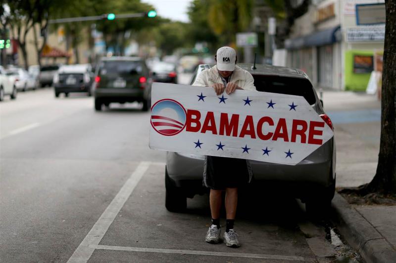 Trump prepričuje Američane, da bo obamacare propadel