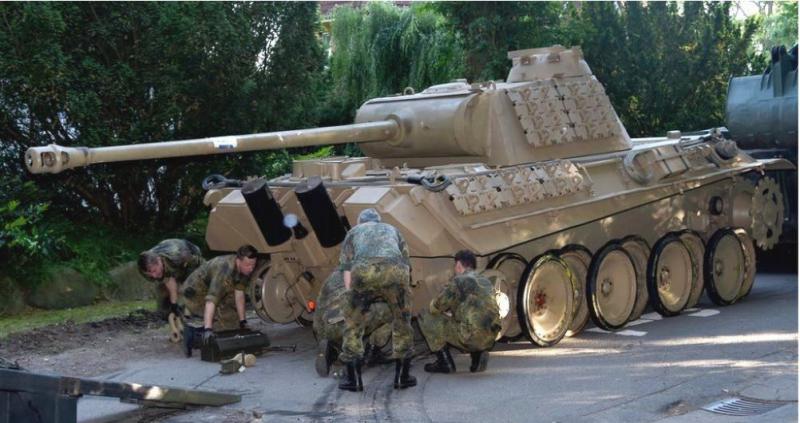 Nemški upokojenec končal na sodišču zaradi tanka sredi hiše: Pravniki zmedeni, a zbiralci ga nenehno klicarijo