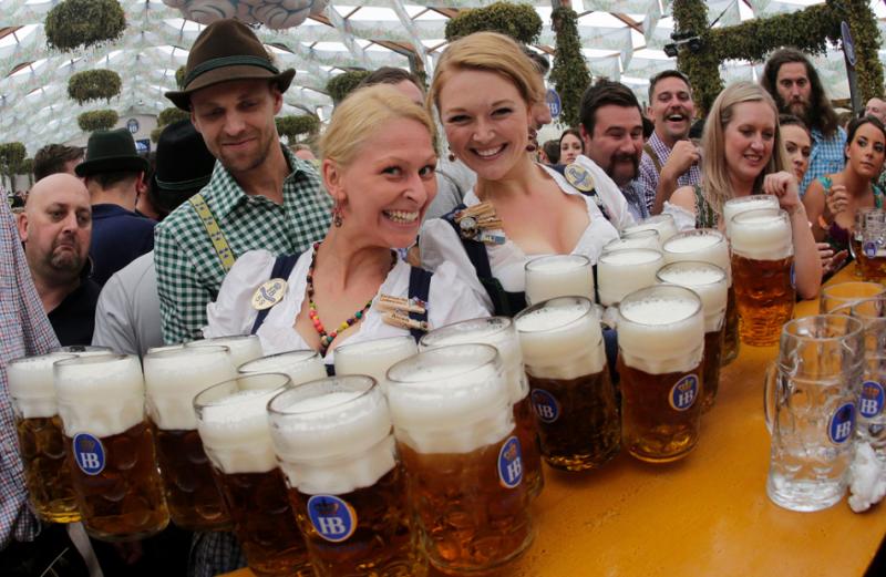 Nemci šokirani, vodstvo države daje čudne izjave, ljudstvo na »Oktoberfestu« pa že pleše na – rusko Kalinko!