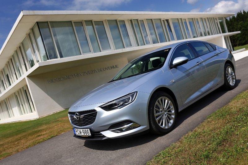 Predstavljamo novo Opel Insignio, ki prihaja na naš trg po ceni 22,100 evrov za model z 1,5 litrskim bencinskim motorjem.