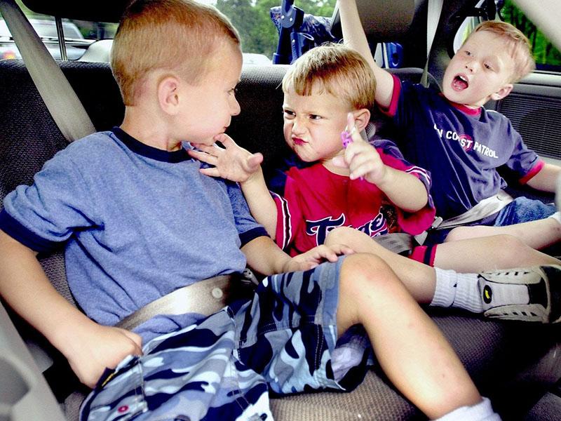 Na daljšo pot z avtom otroci ne smejo zapustiti otroškega sedeža