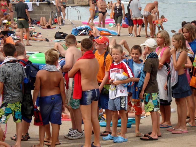 Rdeči križ Slovenije želi tudi letos otroke in starostnike peljati na morje