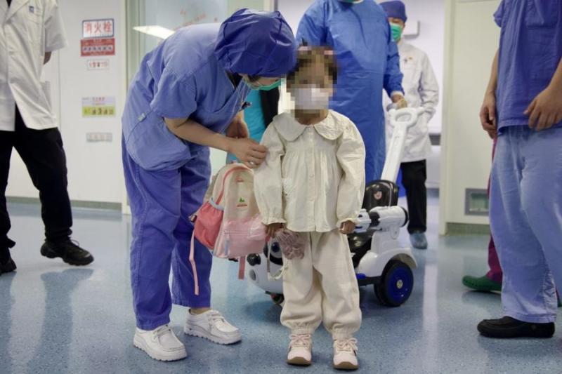 Petletnica že hodi: Kitajska ekipa vgradila umetno srce najmlajšemu in najlažjemu bolniku na svetu