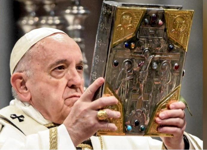 Skupina duhovnikov zahteva, naj se papeža Frančiška razglasi za heretika, ker je “omilil stališča Katoliške cerkve”