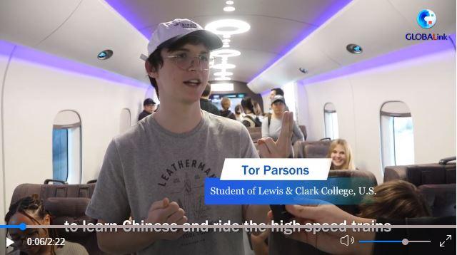 Ko lahko cel vlak premakneš z roko: Ameriški študentje navdušeni nad hitrimi vlaki na Kitajskem