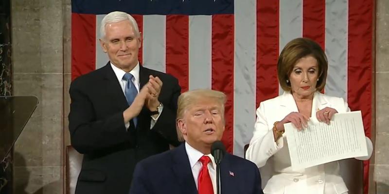 Stanje naroda v ZDA: Nancy Pelosi vpričo Donalda Trumpa raztrgala kopijo njegovega govora
