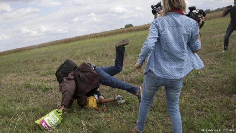 Madžarska snemalka, ki je spotaknila migrante, oproščena