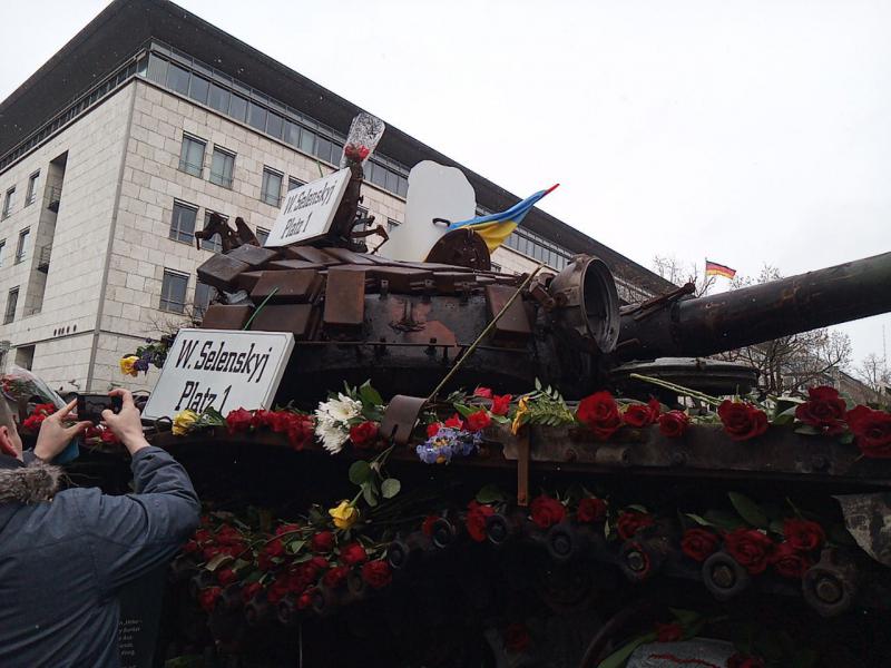 V Berlinu so demonstranti pred rusko veleposlaništvo pripeljali uničen ruski tank, a se jim ni izšlo po načrtih...