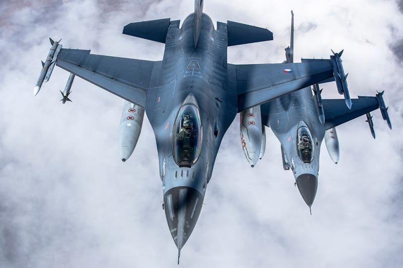 NATO odhaja v Ukrajino tudi uradno, preko »novačenja tujih častnikov«, prvi bodo piloti