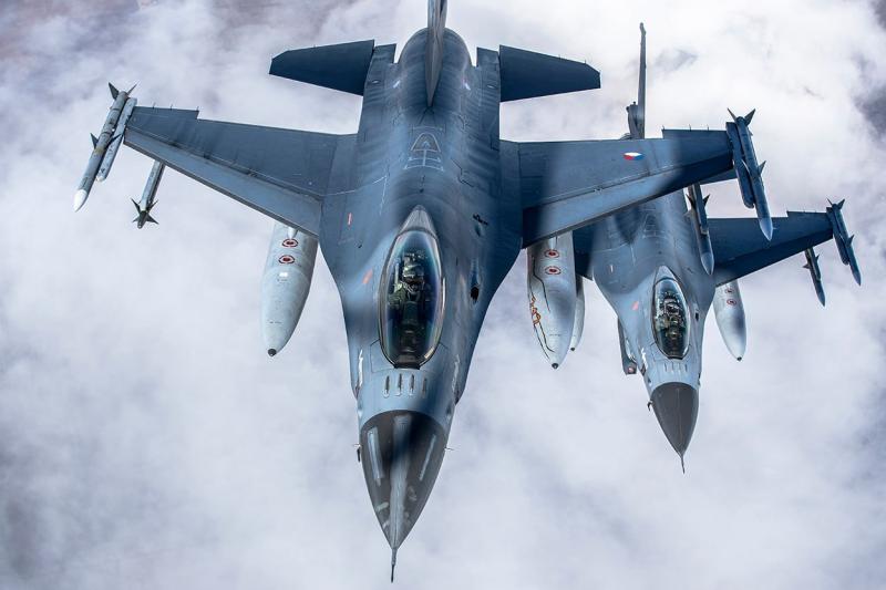 Pošiljanje F-16: Odločitev ZDA je poteza »degeneriranega hazarderja, ki je izpraznil svoj račun in si sposoja pri igralnici«