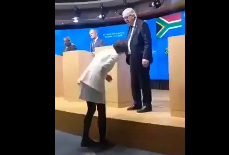 Spet pijan? Zmedeni Juncker na vrh EU-Južna Afrika prikorakal z dvema različnima čevljema