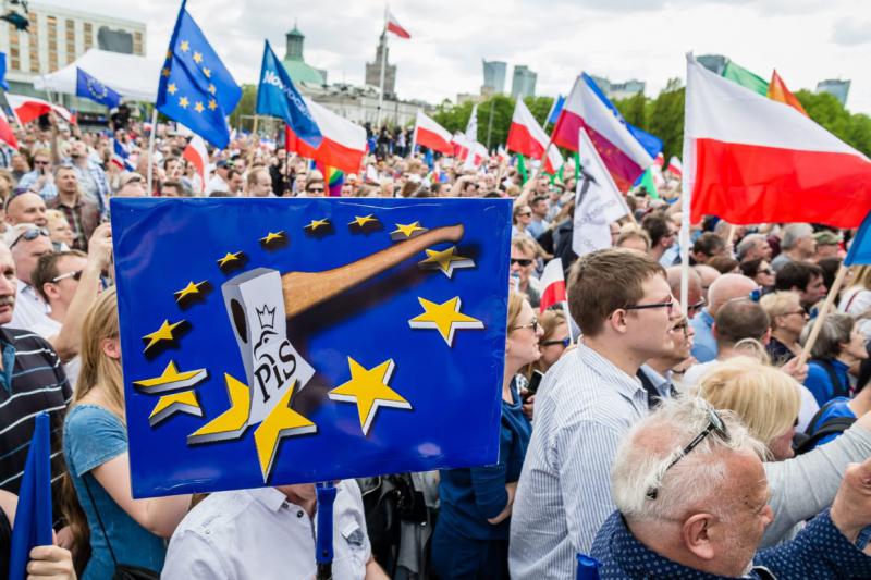 Polexit? Poljsko ustavno sodišče postavilo poljsko zakonodajo nad EU, v Bruslju grozijo s finančnimi sankcijami