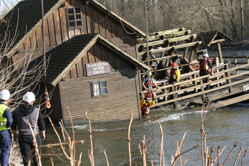 Neuspešno »reševanje«: Plavajoči mlin na Muri se je ob dvigu »sesul sam vase«