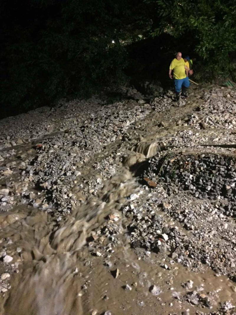 Zaradi dežja ponekod plazovi in zaprte ceste